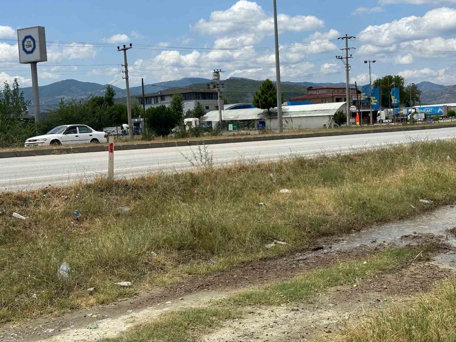 Karayolu kenarındaki menfez işlevini yitirince araziler suyla doldu