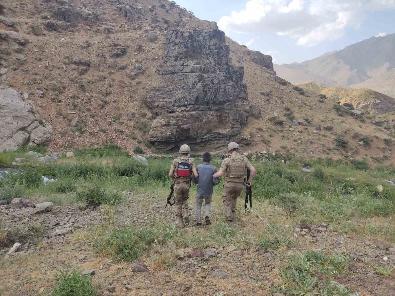 Hakkari&rsquo;de 23 kilo uyuşturucu ele ge&ccedil;irildi
