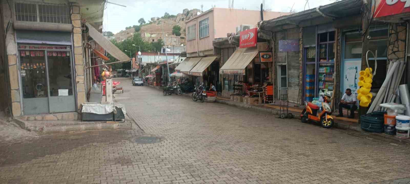 Dicle&rsquo;de yaz yağmuru bunaltıcı havayı serinletti
