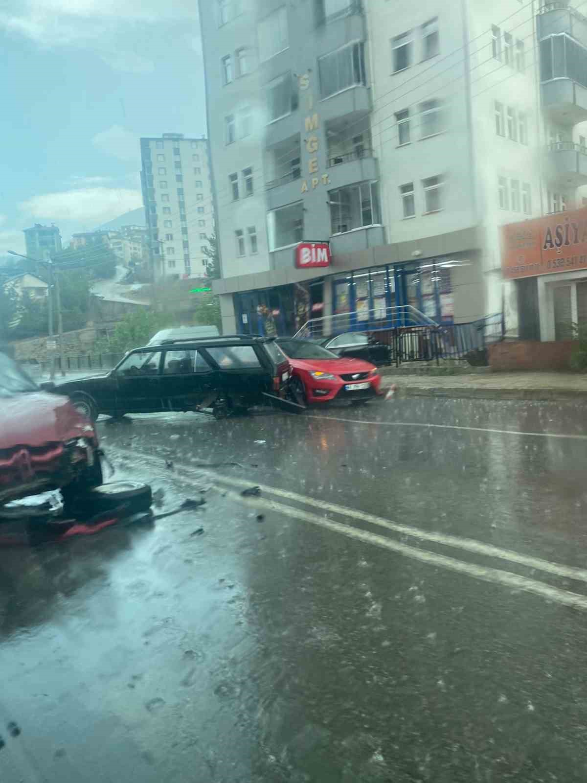 Gümüşhane’de 3 aracın karıştığı kazadan sürücüler yara almadan kurtuldu