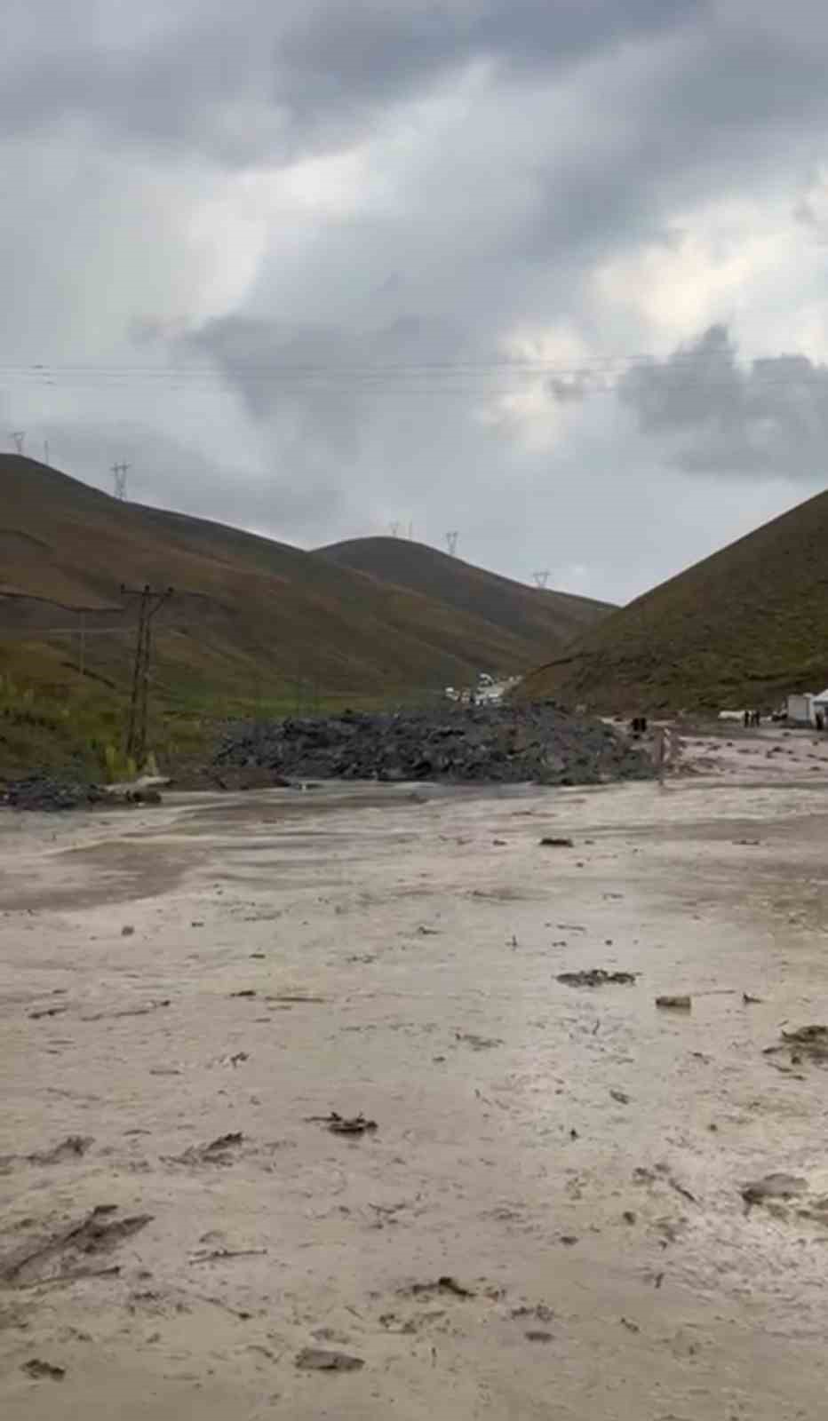 Van-Hakkari karayolunda onlarca ara&ccedil; selde mahsur kaldı
