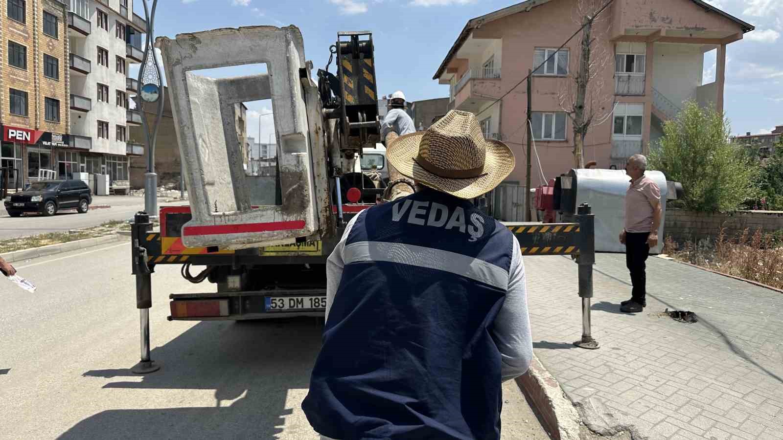 Y&uuml;ksekova&rsquo;da tehlike sa&ccedil;an elektrik direği yenilendi
