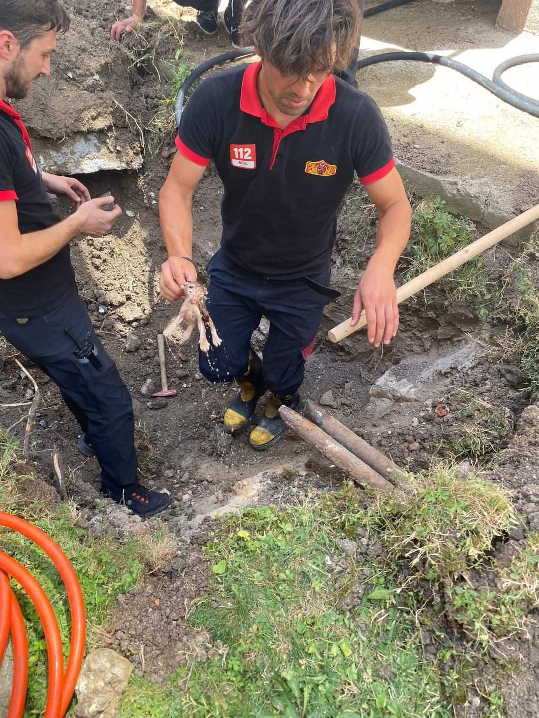 L&uuml;leburgaz&rsquo;da boruya sıkışan kedi kurtarıldı
