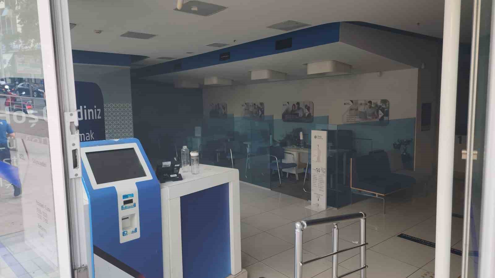 Jenerat&ouml;r kısa devre yaptı, bankanın i&ccedil;erisi dumanla doldu
