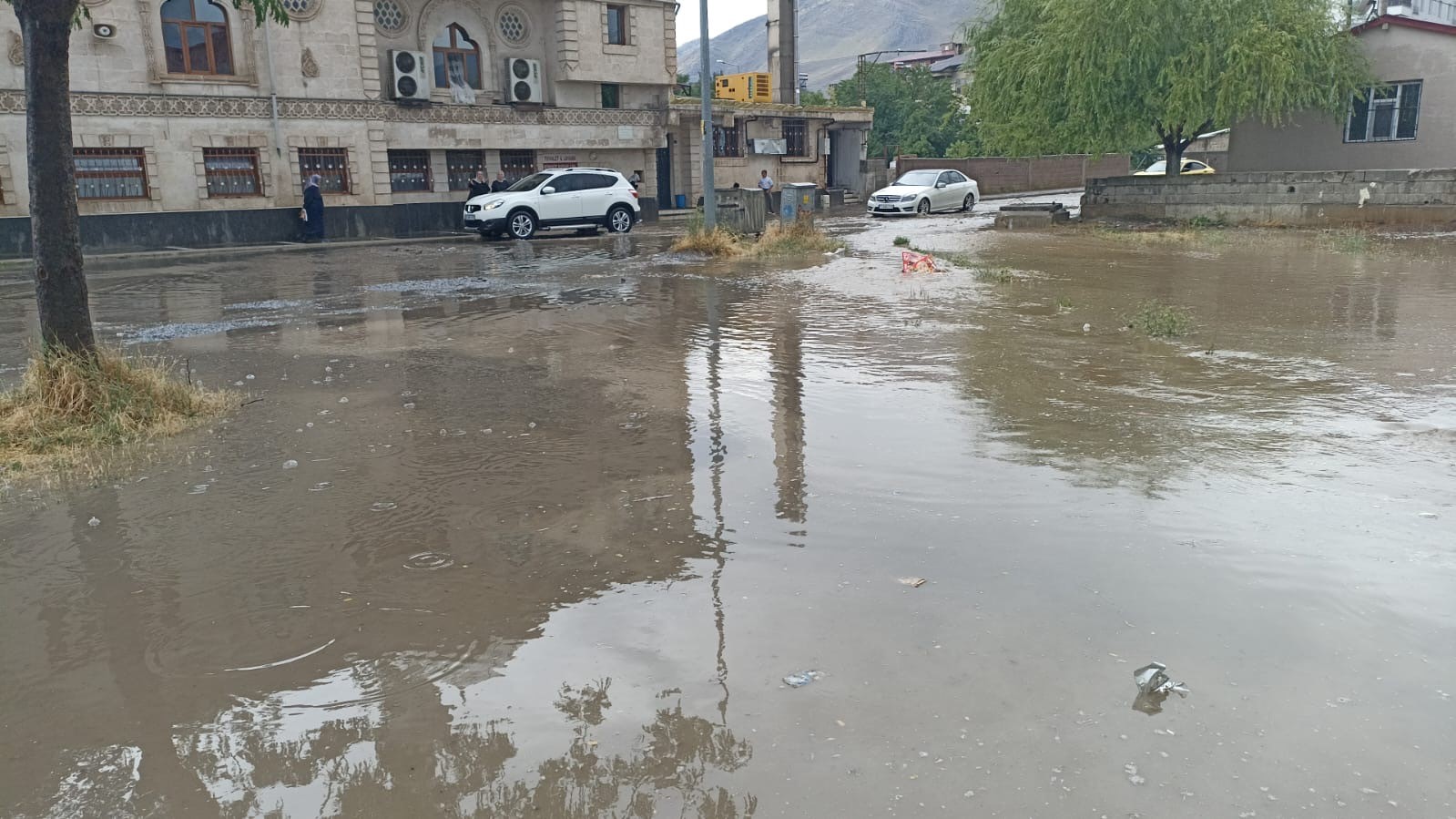 Tatvan’da sağanak nedeniyle iş yerini su bastı
