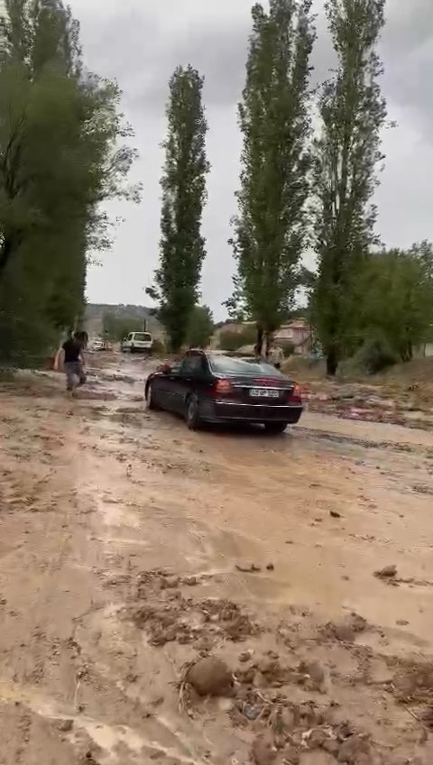 Niğde’de sağanak yağış sele neden oldu
