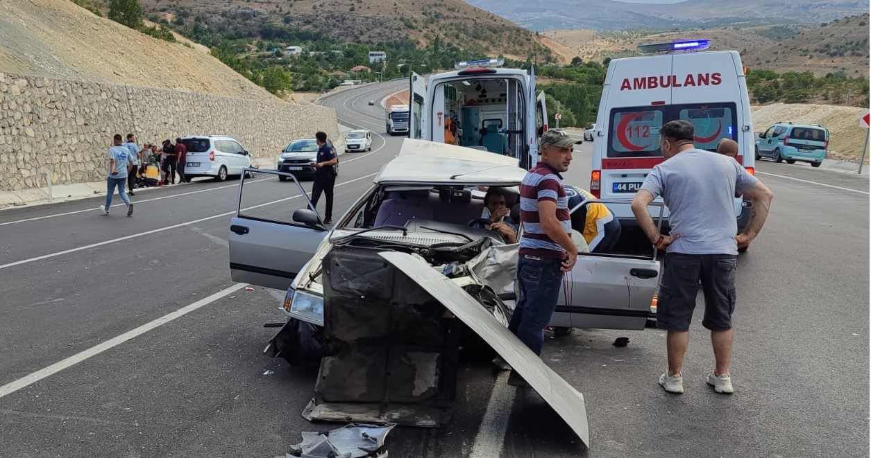 Malatya&rsquo;da iki aracın karıştığı kazada 5 kişi yaralandı
