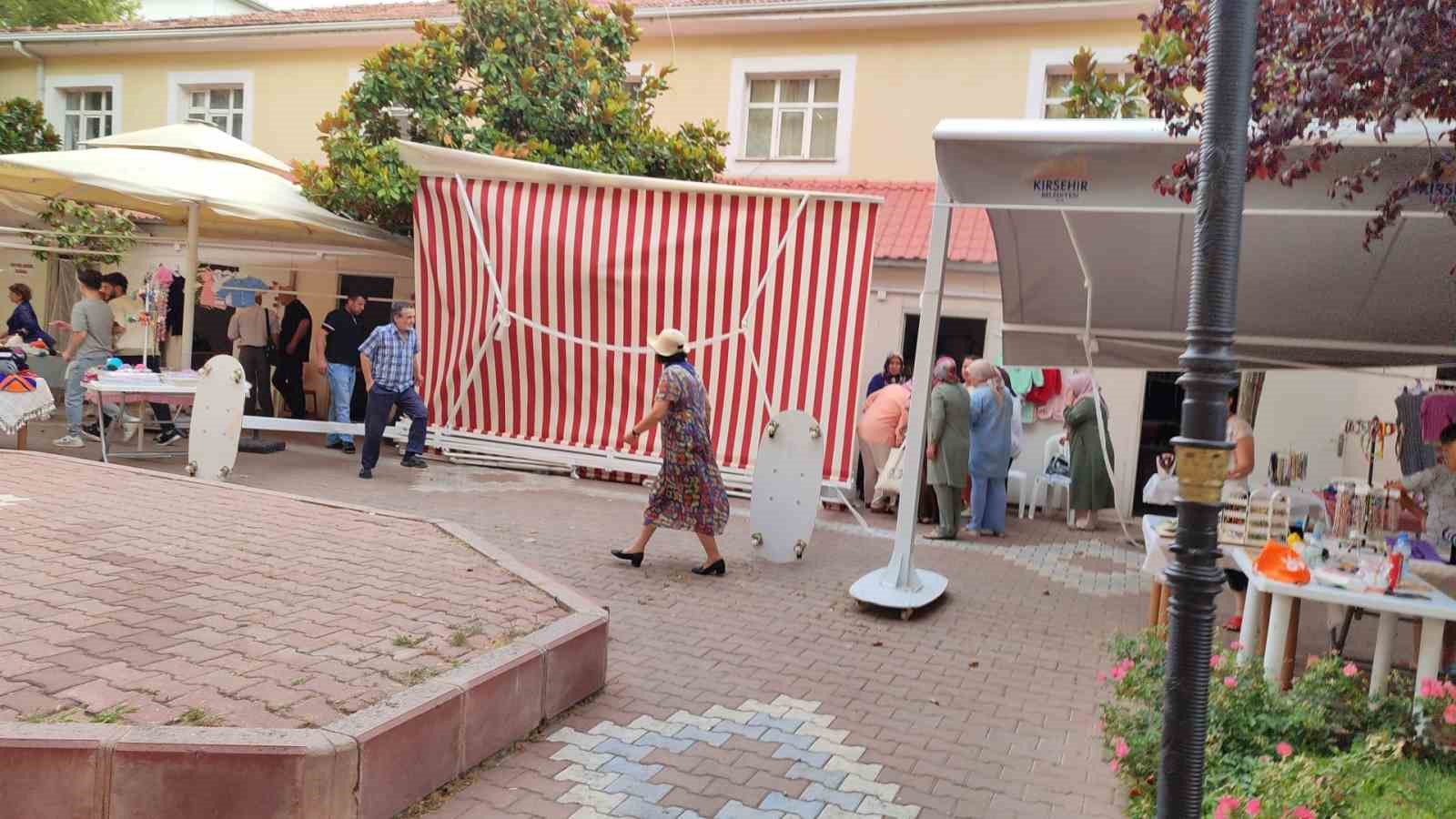 Şiddetli rüzgar nedeniyle pazardaki tente devrildi: 1 yaralı İhlas Haber Ajansı