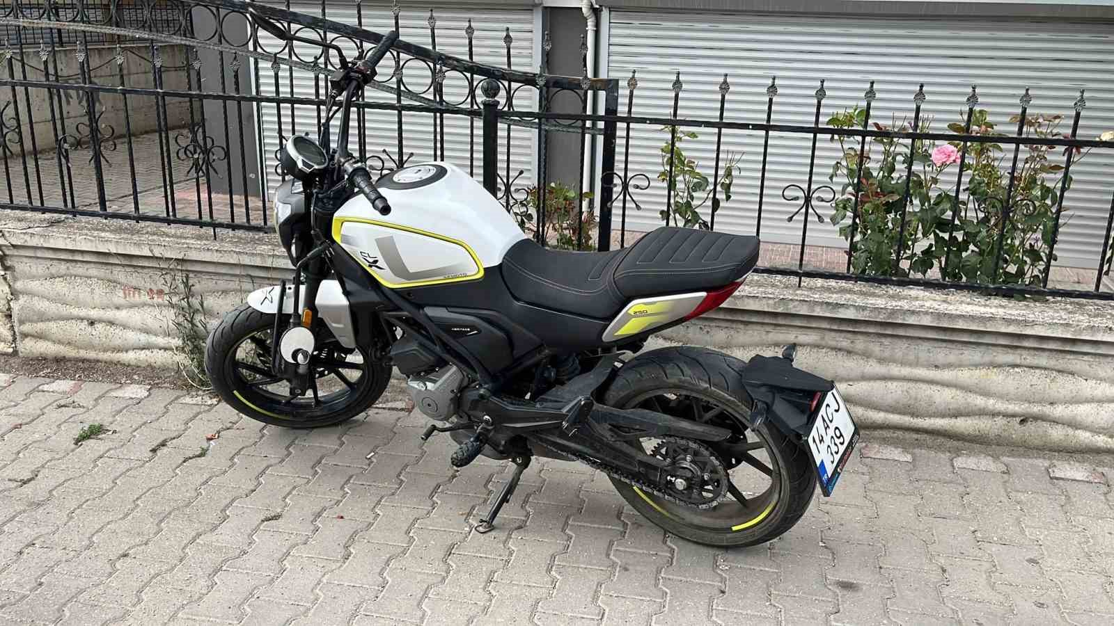 Motosikletle bisiklet çarpıştı: 3 yaralı
