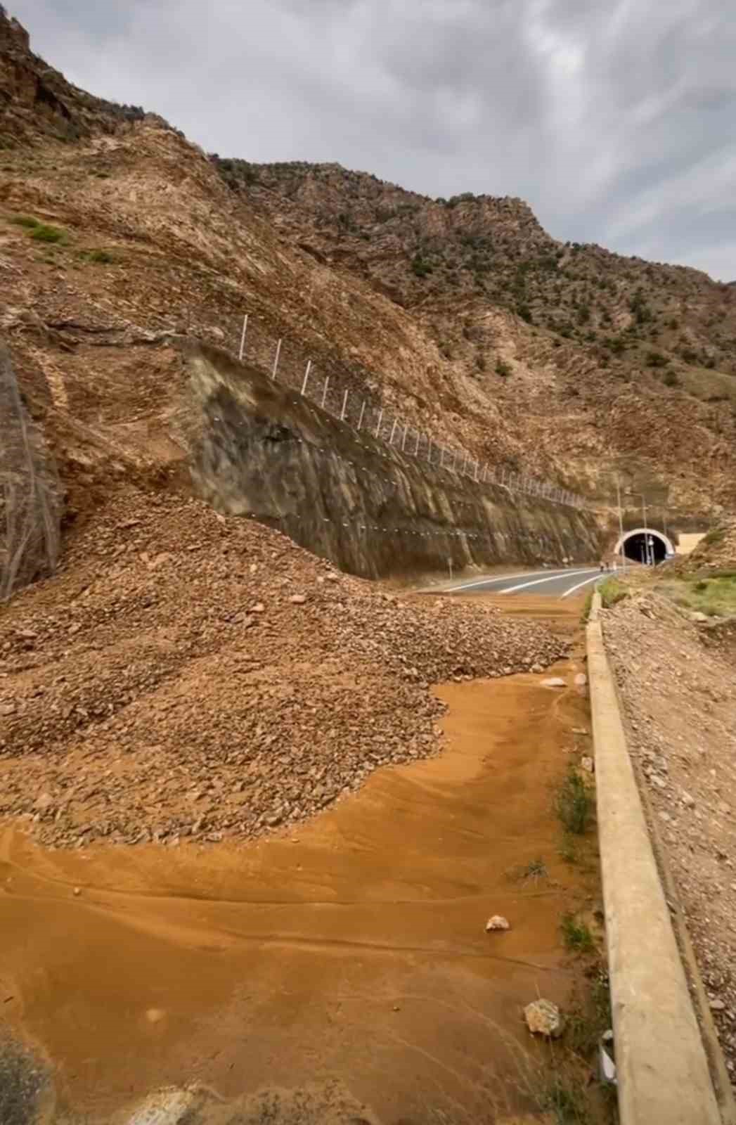 Artvin-Erzurum karayolu heyelan nedeniyle ulaşıma kapandı
