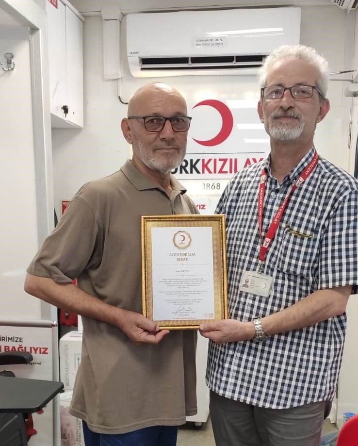 Kızılay&rsquo;a 35. kez kan veren vatandaşa altın madalya

