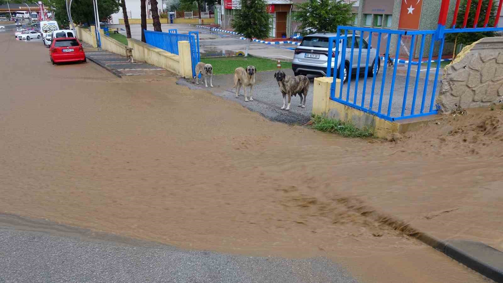 Yozgat’ta şiddetli yağış etkili oldu, ev ve iş yerleri sular altında kaldı