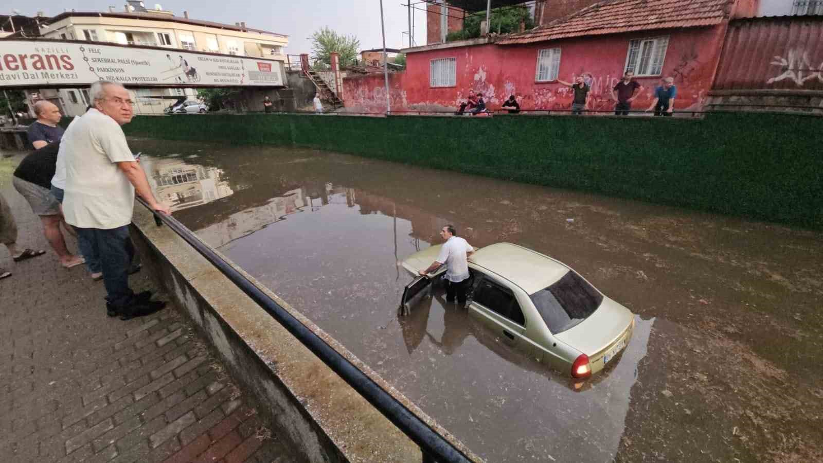 Göle dönen alt geçide giren otomobil sulara gömüldü
