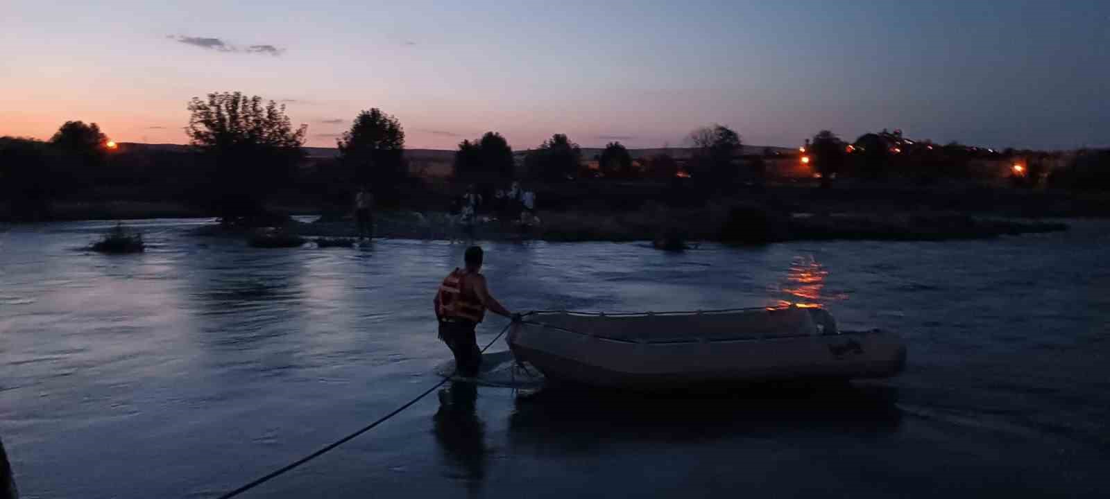 Dicle Nehri&rsquo;nde mahsur kalan 11 kişilik aile kurtarıldı 