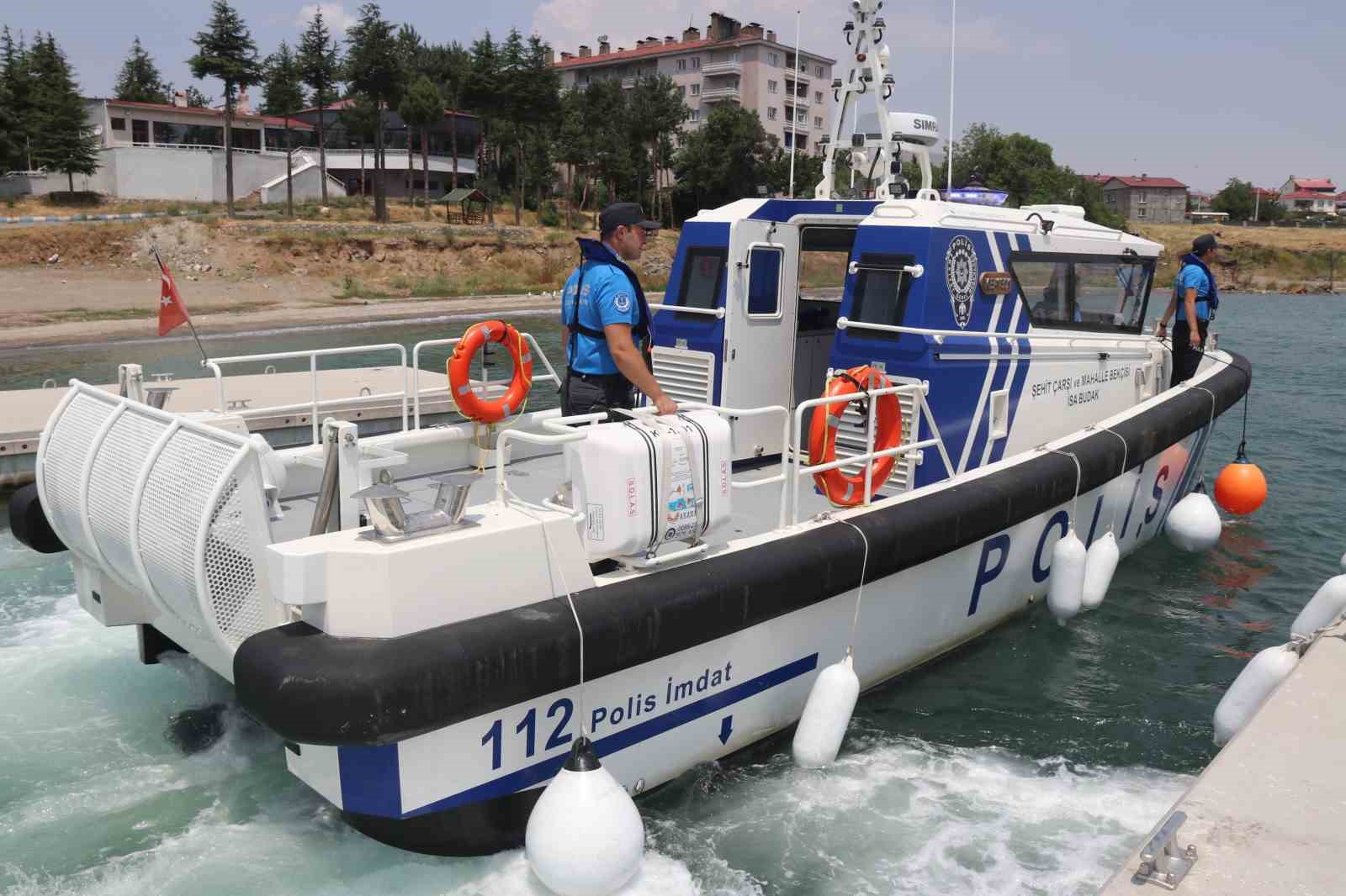 Polis botu Van G&ouml;l&uuml;&rsquo;nde ka&ccedil;ak avlanmaya izin vermiyor
