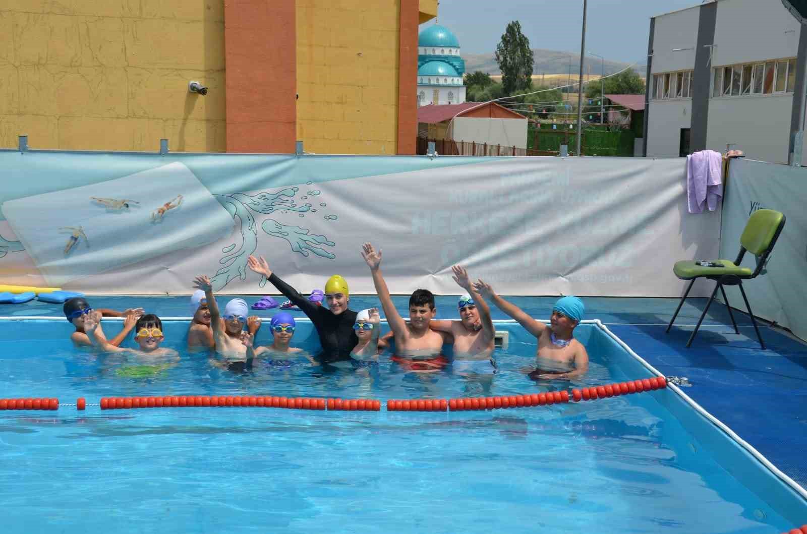 Tercan&rsquo;da y&uuml;zme kursu a&ccedil;ıldı
