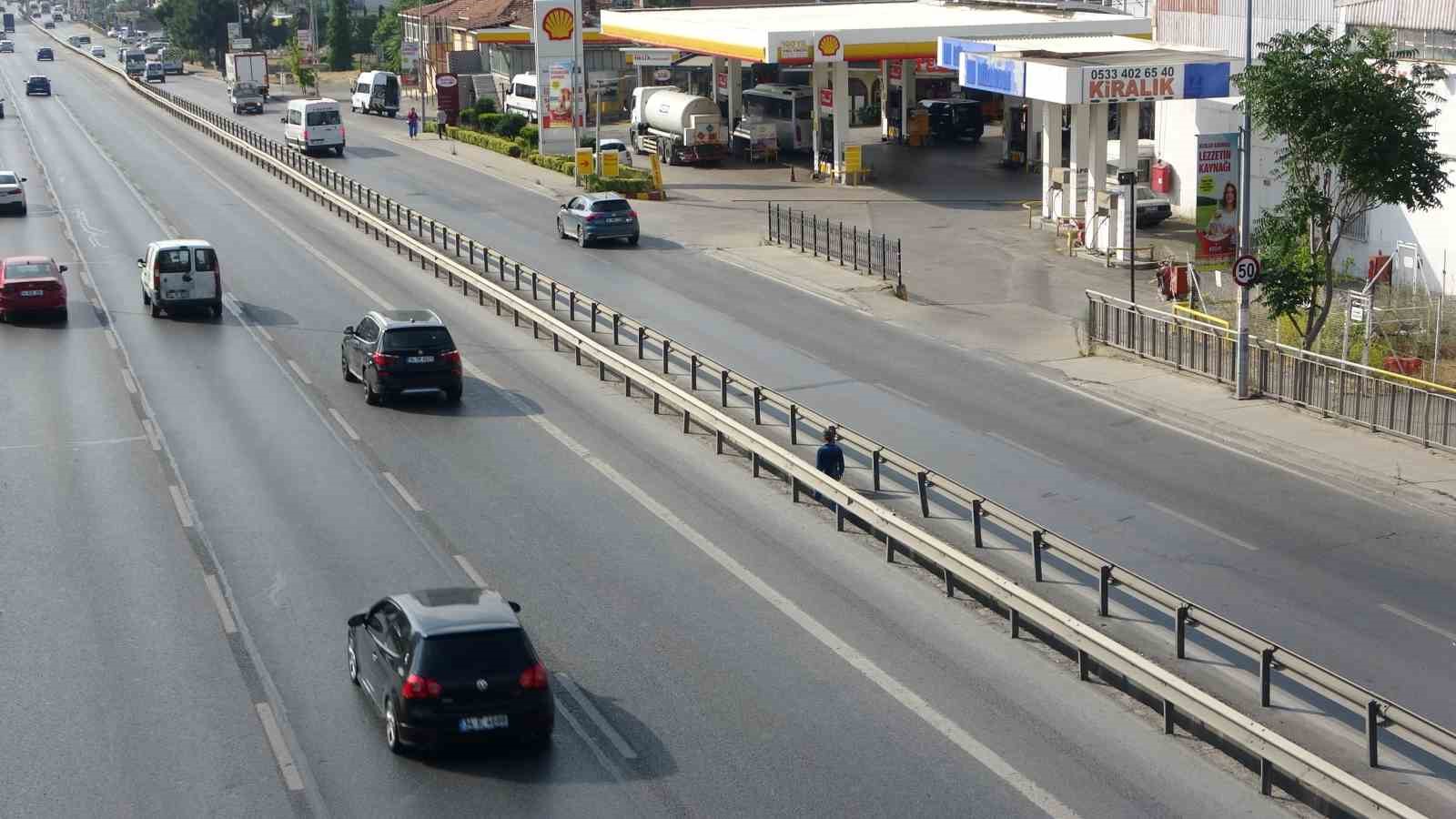 E-5 karayolunda her gün kilometrelerce yürüyen adam merak uyandırdı
