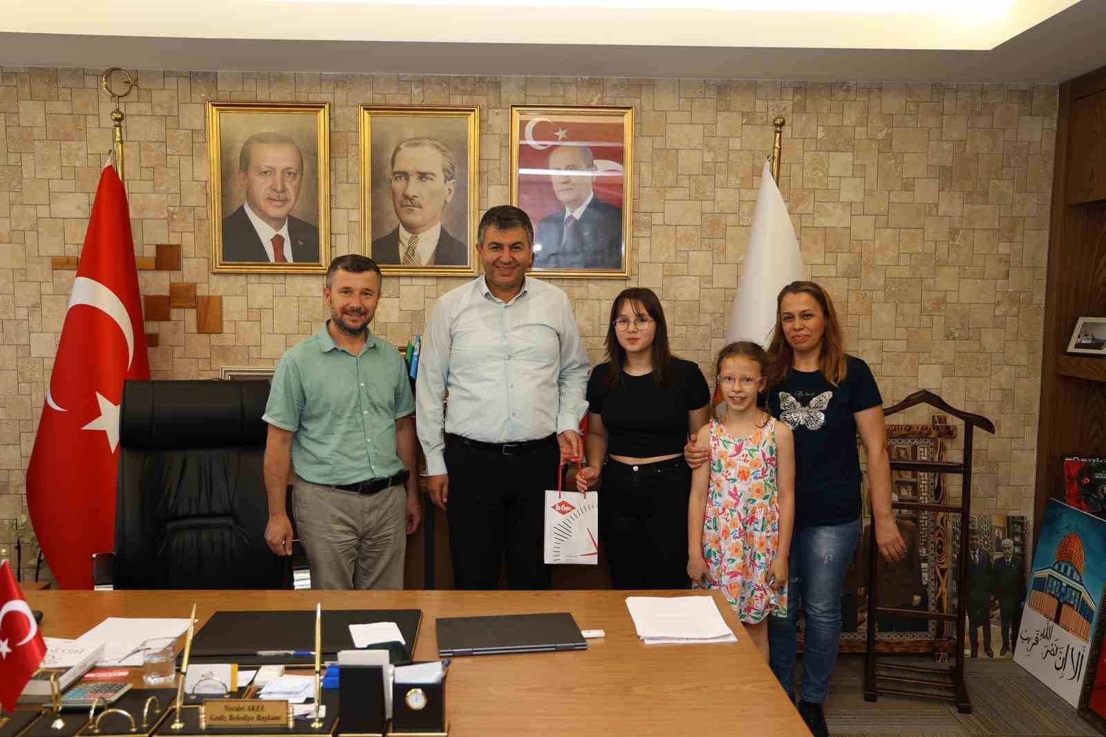 Başkan Akel LGS&rsquo;de başarılı olan &ouml;ğrencileri &ouml;d&uuml;llendirdi
