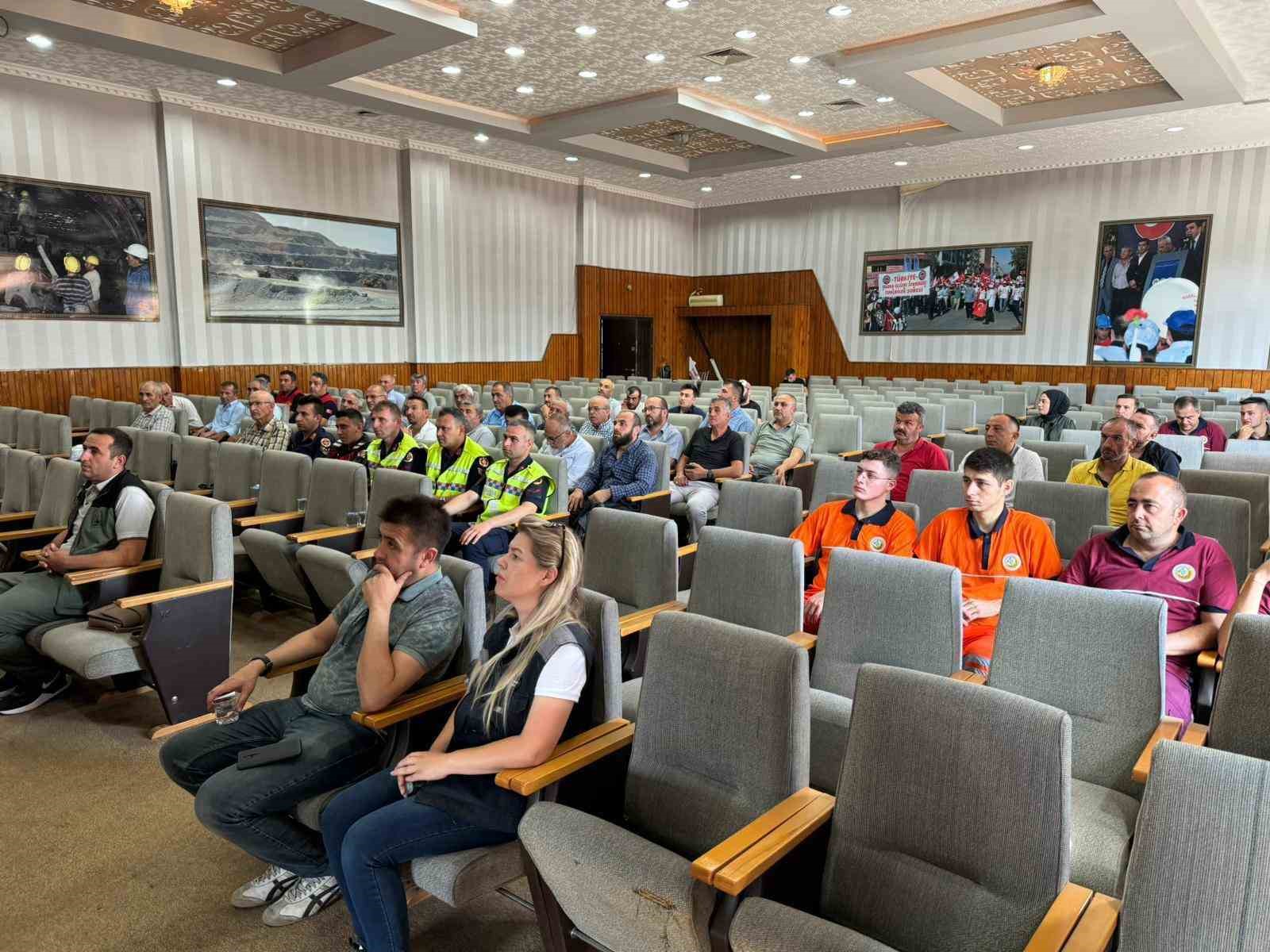 K&uuml;tahya&rsquo;da orman yangınları ile m&uuml;cadele g&ouml;n&uuml;ll&uuml; eğitimleri
