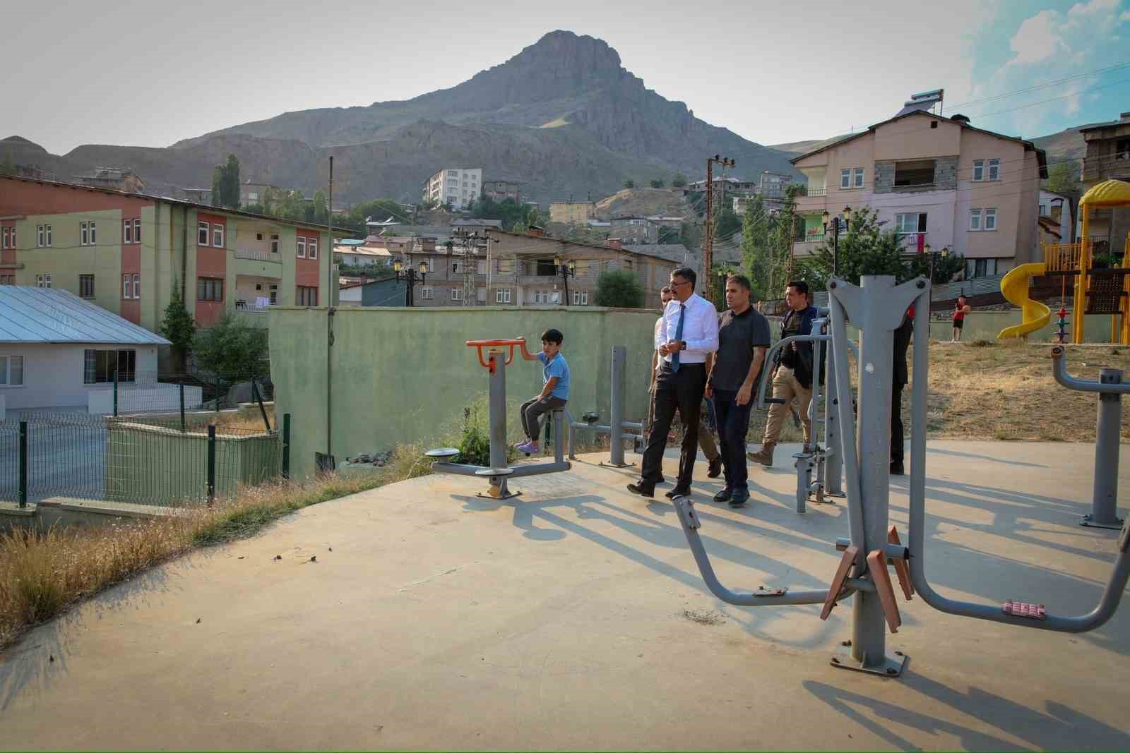 Vali Çelik’ten Yeni mahalleye halı saha müjdesi