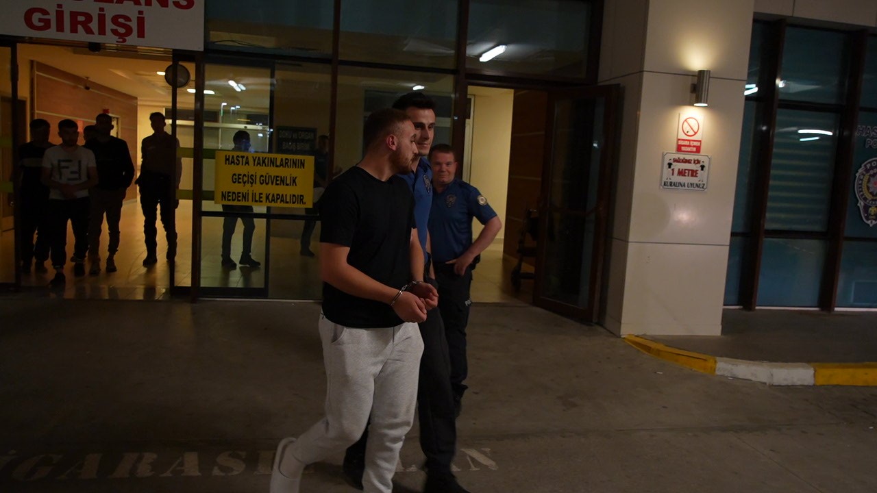 Polisin dur ihtarına uymayan ara&ccedil;ta,  Iraklı 4 ka&ccedil;ak g&ouml;&ccedil;men ve 1 g&ouml;&ccedil;men ka&ccedil;ak&ccedil;ısı yakalandı
