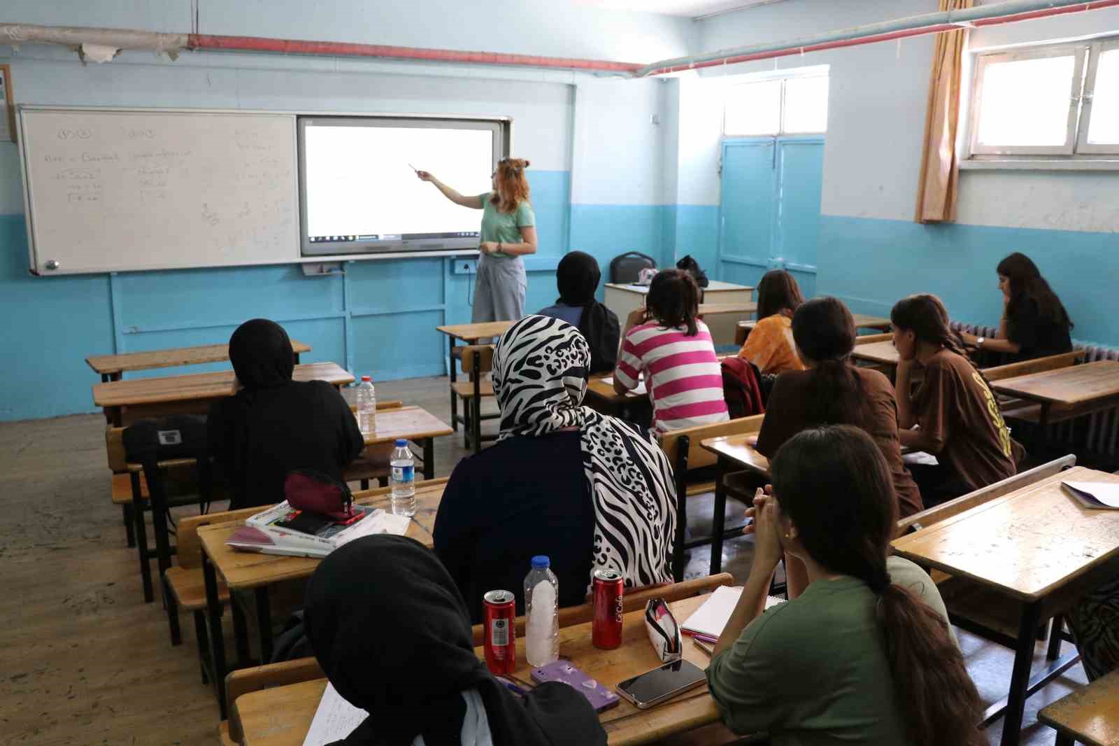 Haliliye Belediyesi ile üniversiteye hazırlık yaz kursu başladı