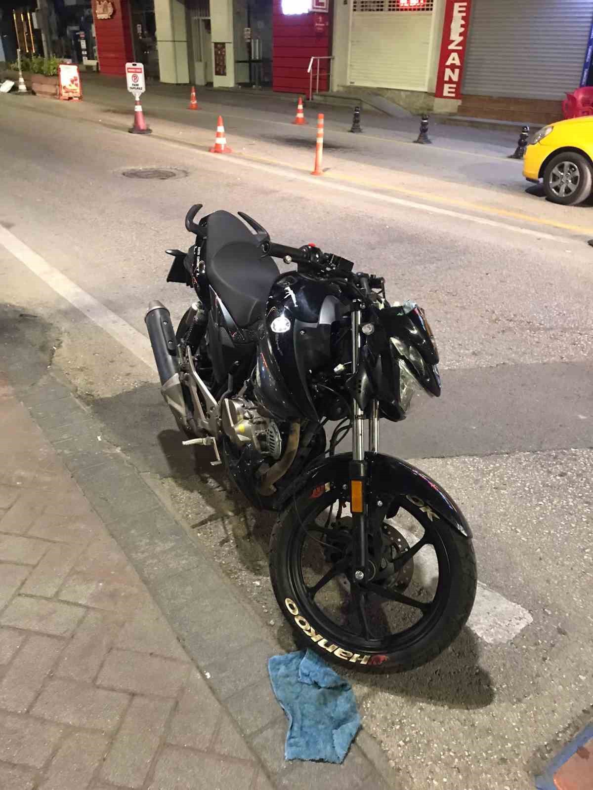 Kasksız sürücü motosikletten düştü, kafasını kaldırıma çarptı
