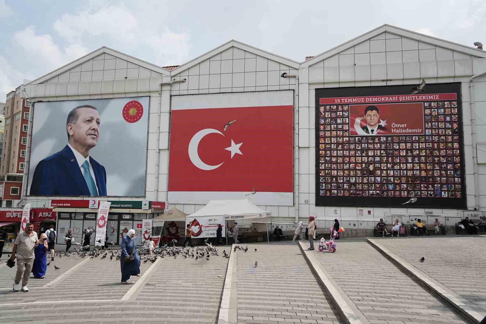 15 Temmuz&rsquo;da tankın ezdiği ara&ccedil; 15 Temmuz Demokrasi Meydanı&rsquo;nda sergileniyor
