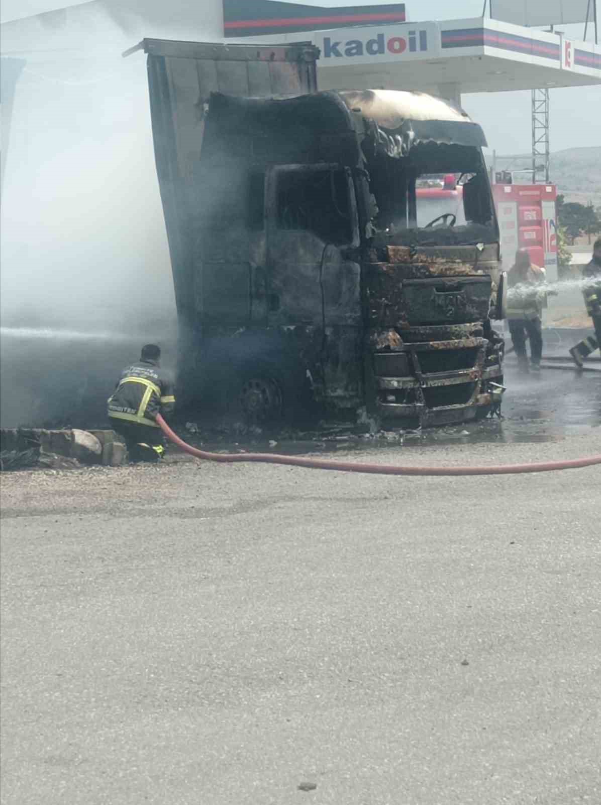 Amasya’da tır, akaryakıt istasyonunun önünde alev alev yandı
