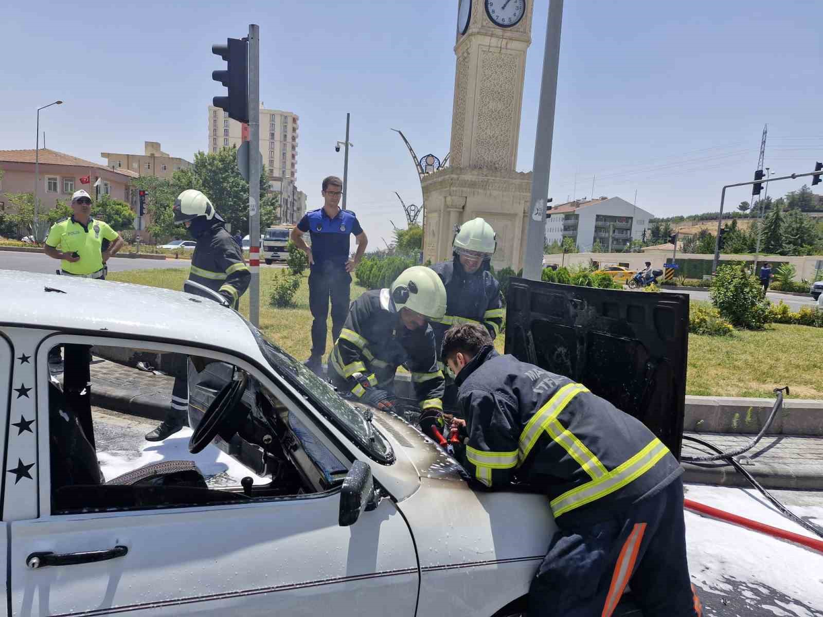 Mardin’de seyir halindeki otomobil yandı
