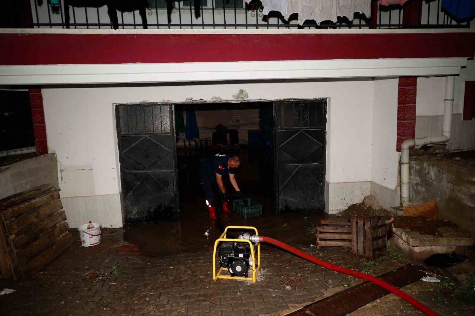 Su baskını yaşanan b&ouml;lgelere belediyeden hızlı m&uuml;dahale
