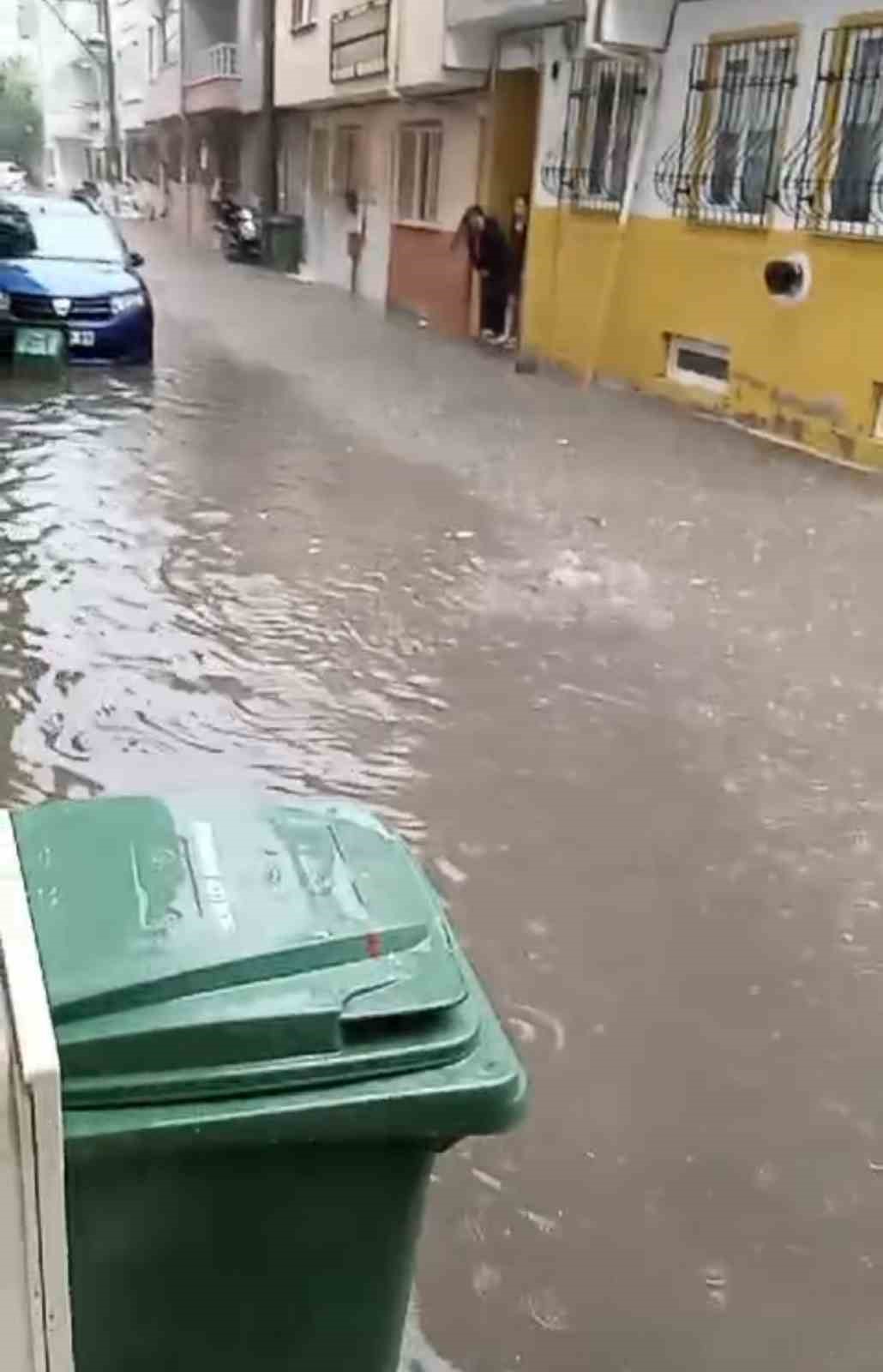 Bursa&rsquo;da sağanak yağış hayatı fel&ccedil; etti: Evleri su bastı, r&ouml;garlar taştı
