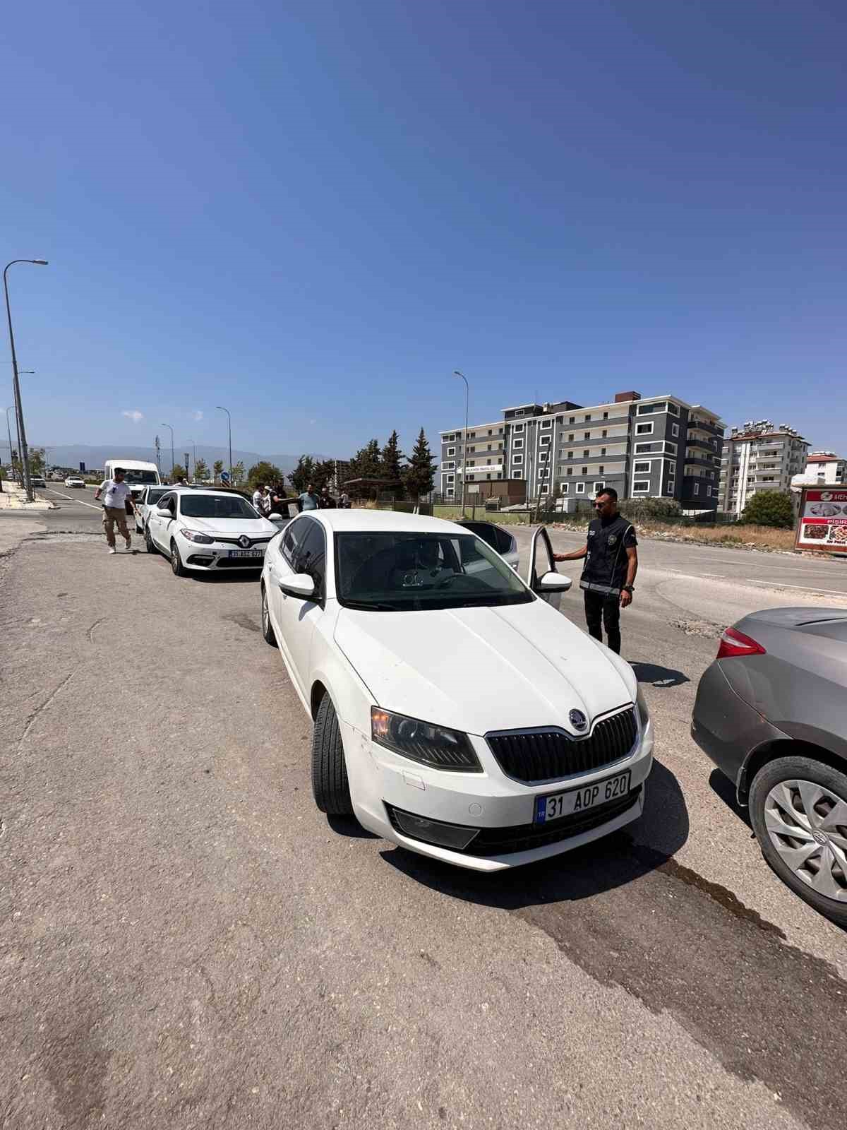 Göçmen kaçakçılarının çift araçlı oyununa polis geçit vermedi
