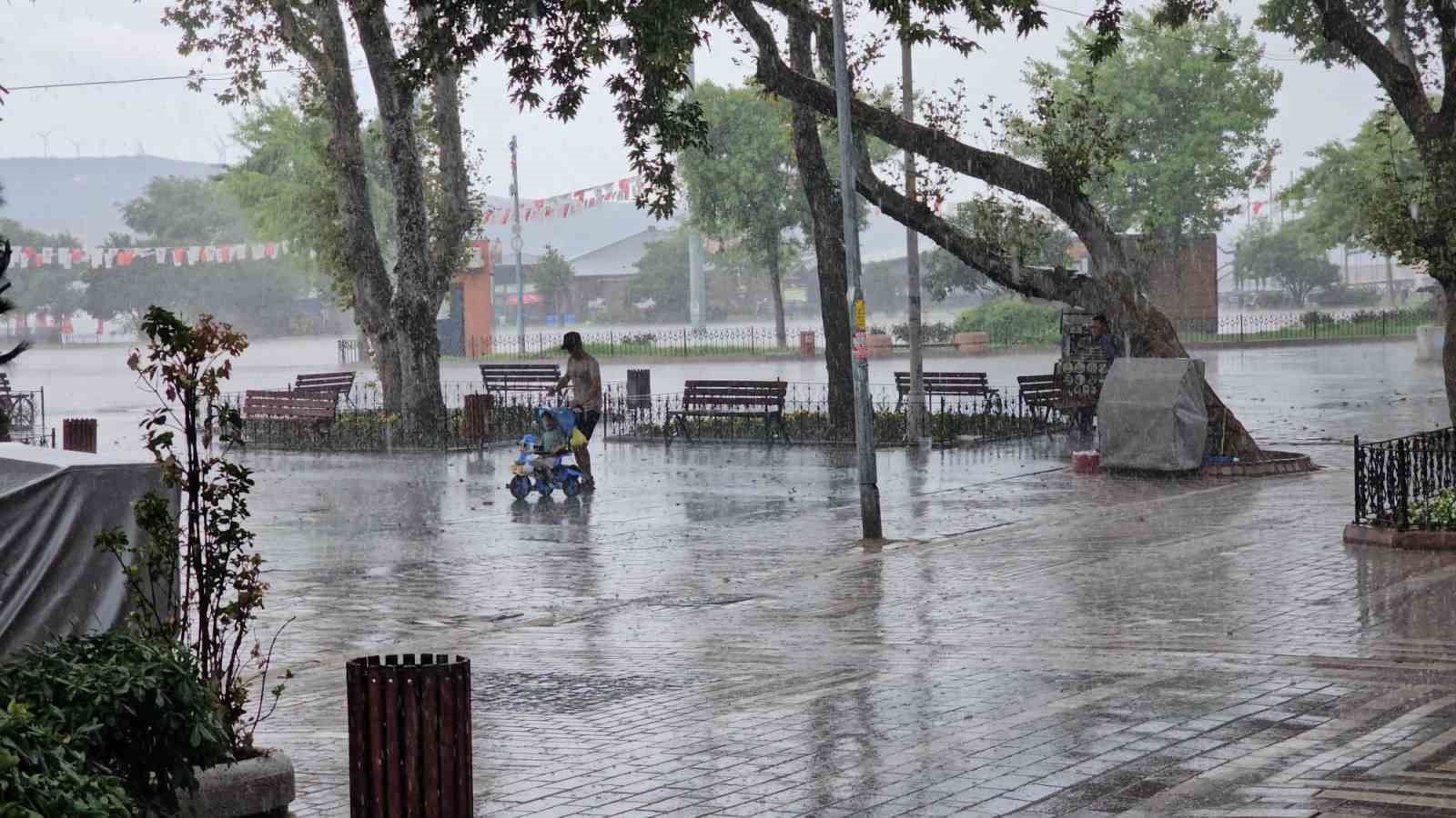 Bandırma&rsquo;da sağanak yağış serinlik getirdi
