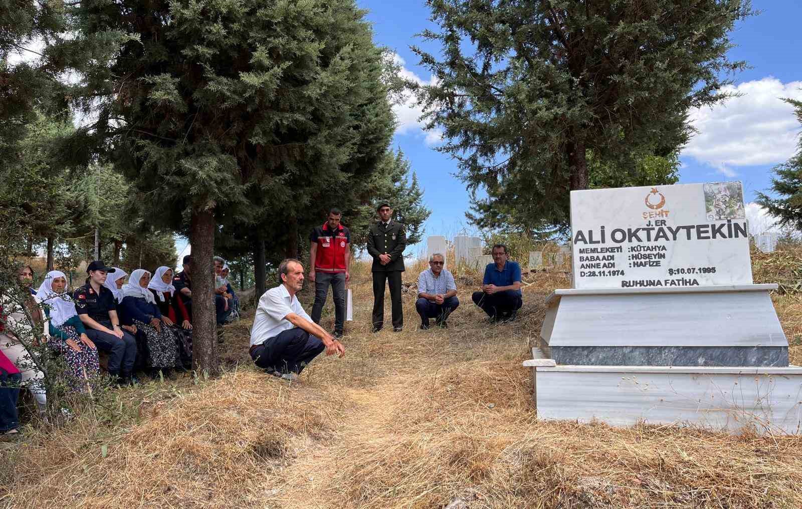 Simav&rsquo;da şehit asker Oktaytekin, mezarı başında anıldı
