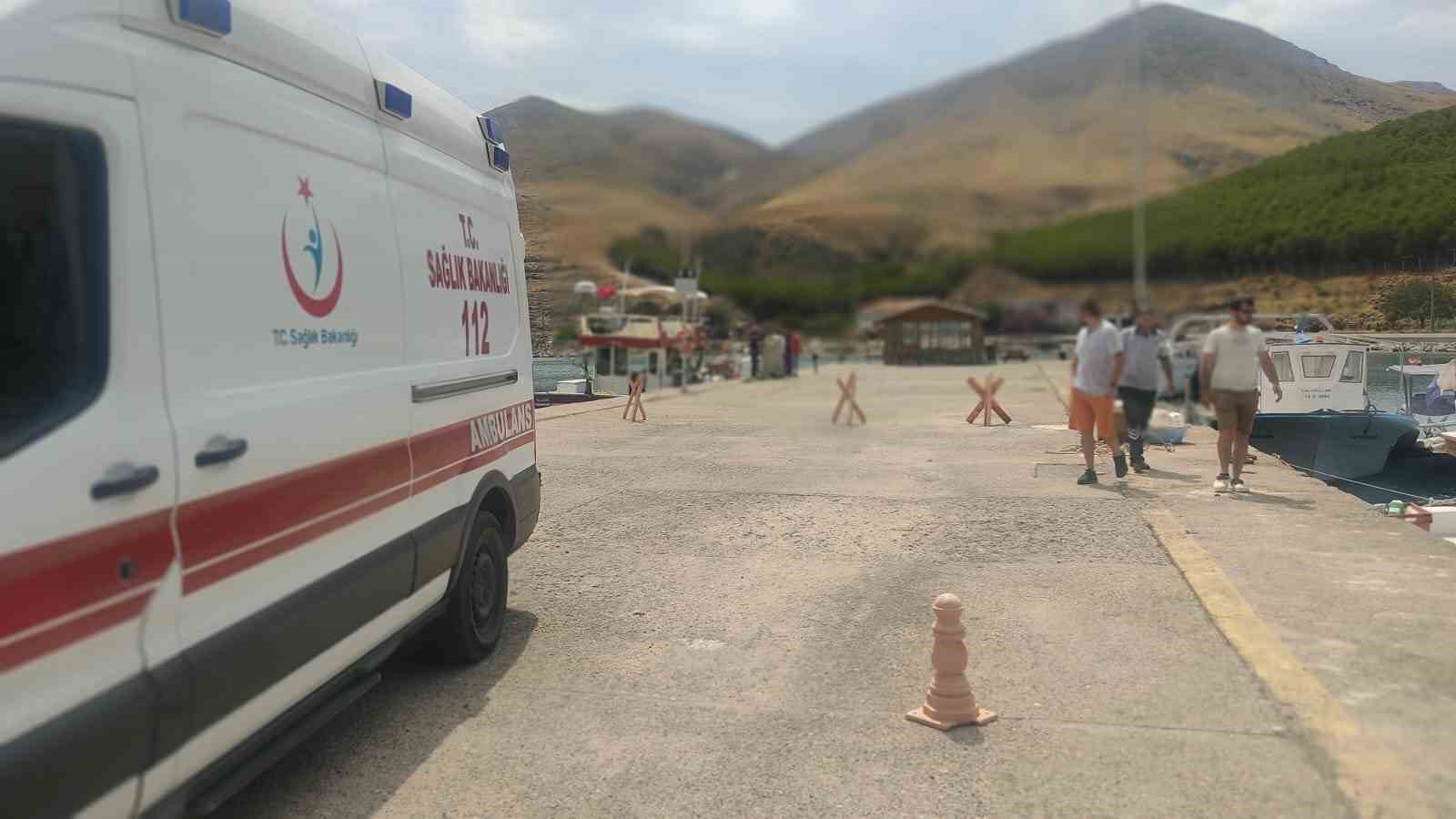 Yunan unsurlarının &ccedil;arparak hasar verdiği balık&ccedil;ı teknesi Kuzu Limanına &ccedil;ekildi
