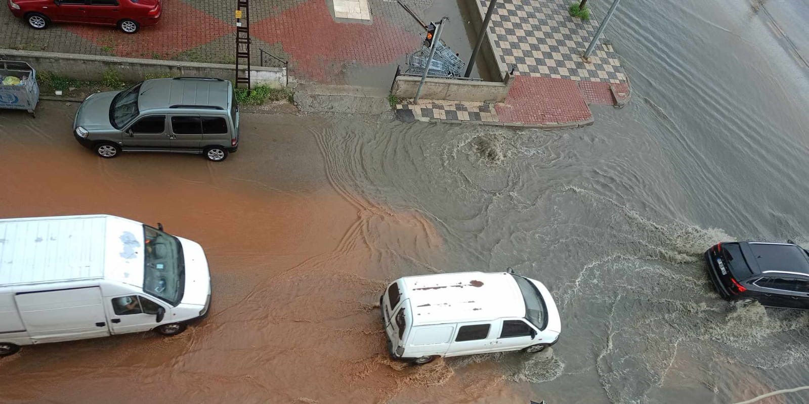 Kuvvetli sağanak yağış Boz&uuml;y&uuml;k&rsquo;te etkisini g&ouml;sterdi
