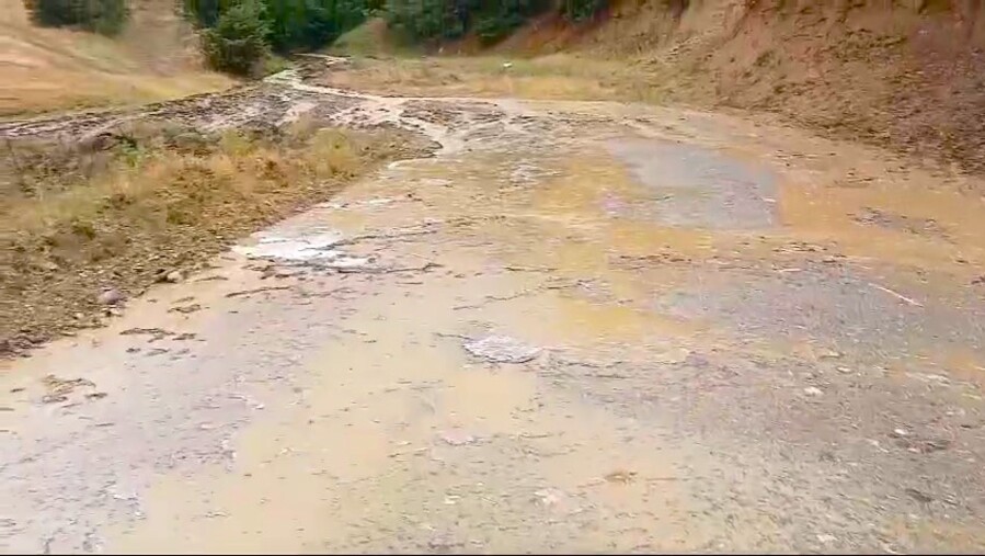 Osmancık&rsquo;ta sel suları k&ouml;y yollarına zarar verdi
