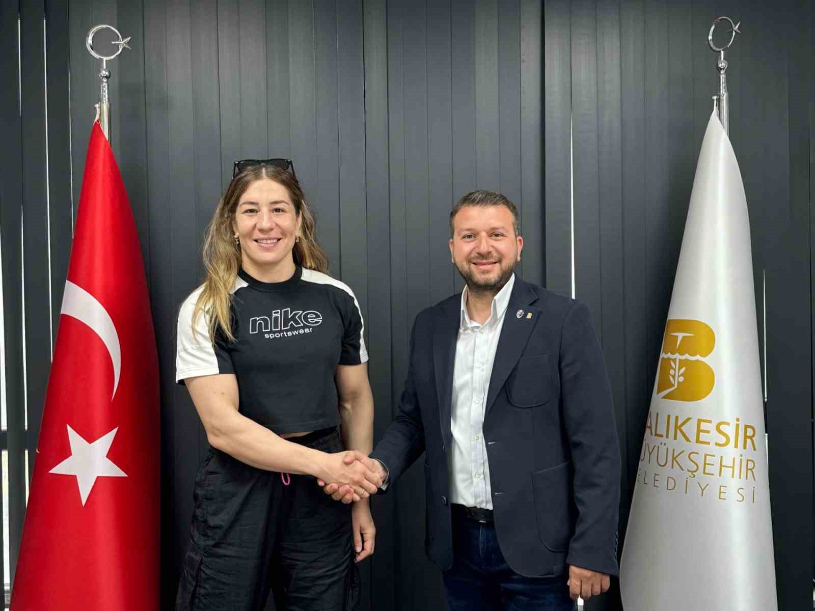 Balıkesir B&uuml;y&uuml;kşehir&rsquo;den milli sporculara b&uuml;y&uuml;k &ouml;d&uuml;l
