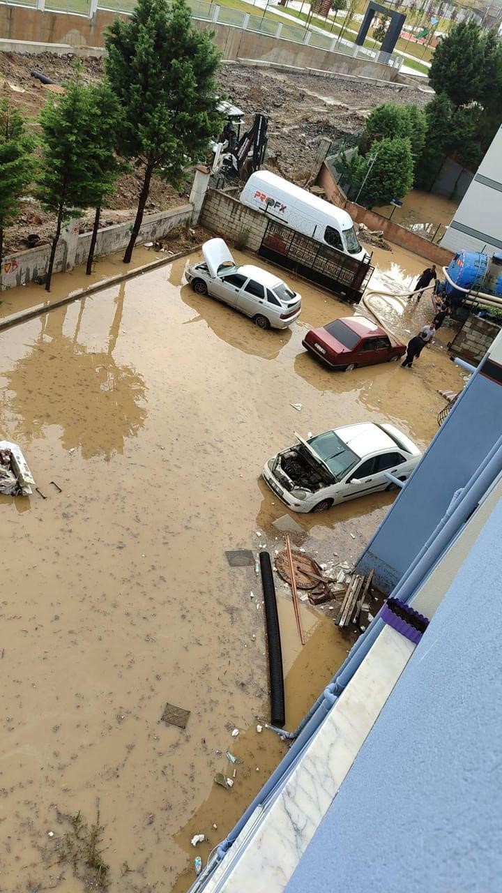 Çayırova’da yollar göle döndü, evleri su bastı