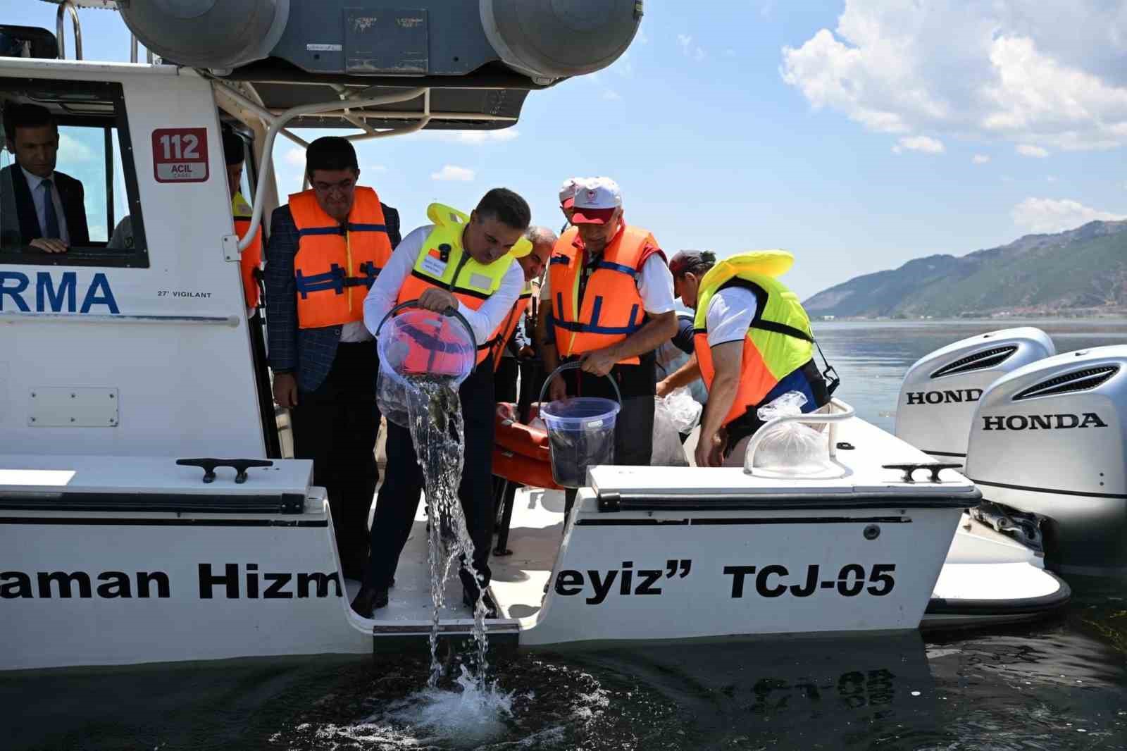 Eğirdir Gölü’ne 1 milyon 100 bin yavru sazan balığı bırakıldı
