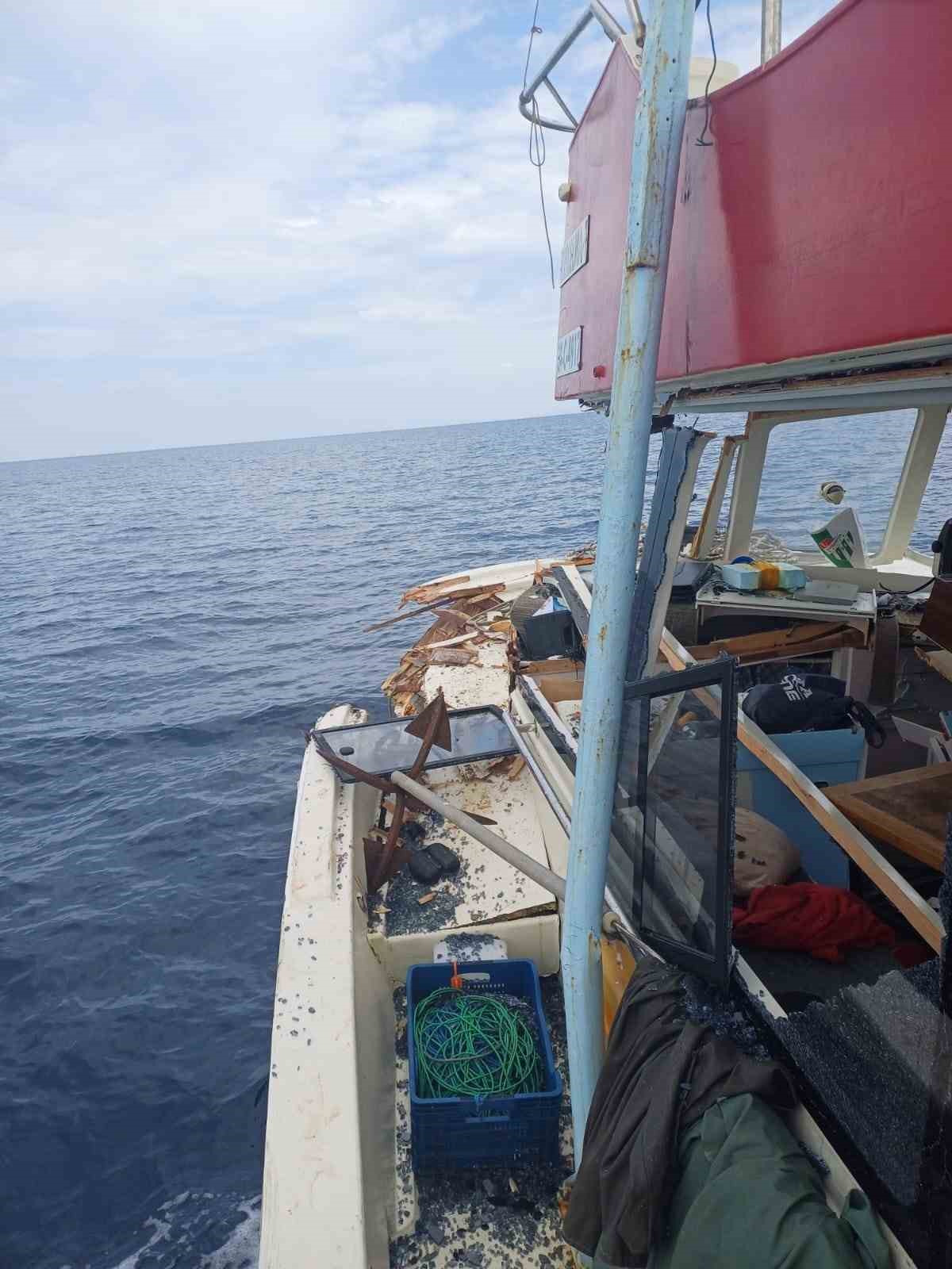 Sahil G&uuml;venlik Komutanlığından Yunan unsurlarının &ccedil;arparak hasar verdiği balık&ccedil;ı teknesiyle ilgili a&ccedil;ıklama
