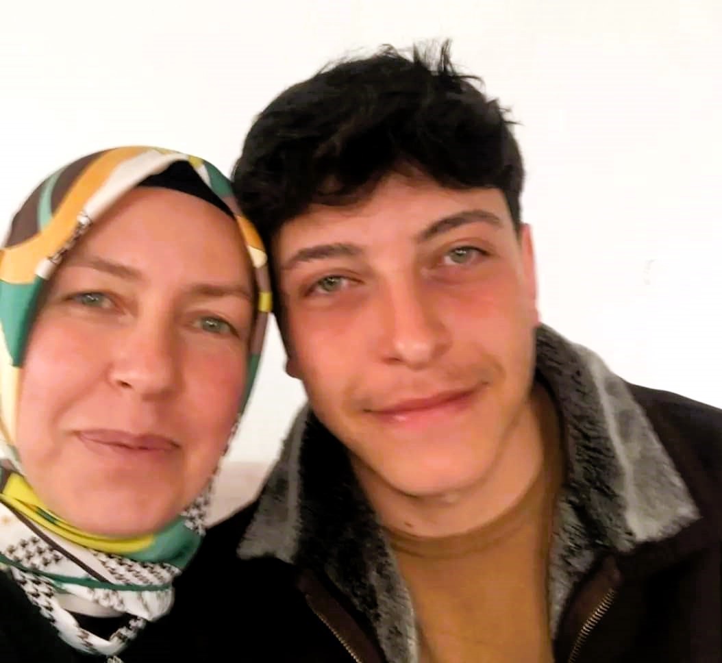 Kocasını demir sopayla &ouml;ld&uuml;ren kadın tutuklandı
