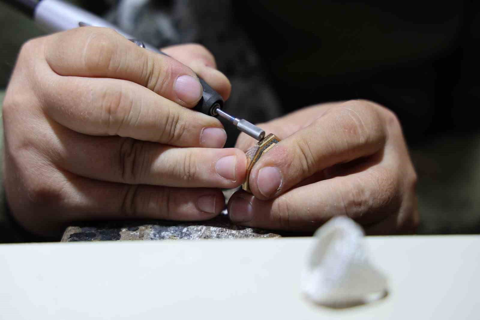 T&uuml;rk Sultanlarının m&uuml;h&uuml;rlerini y&uuml;z&uuml;ğe işledi
