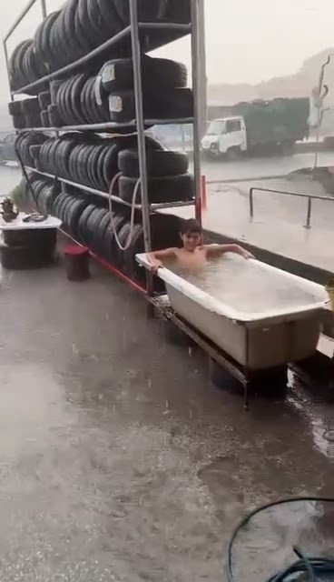 Yağmur sonrası köprü şelaleye döndü, çocuklar böyle eğlendi
