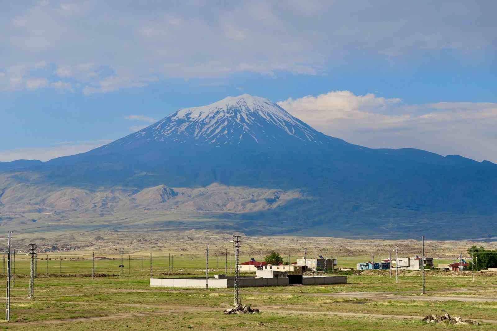 Ağrı Dağı’nın heybetli görüntüsü mest ediyor
