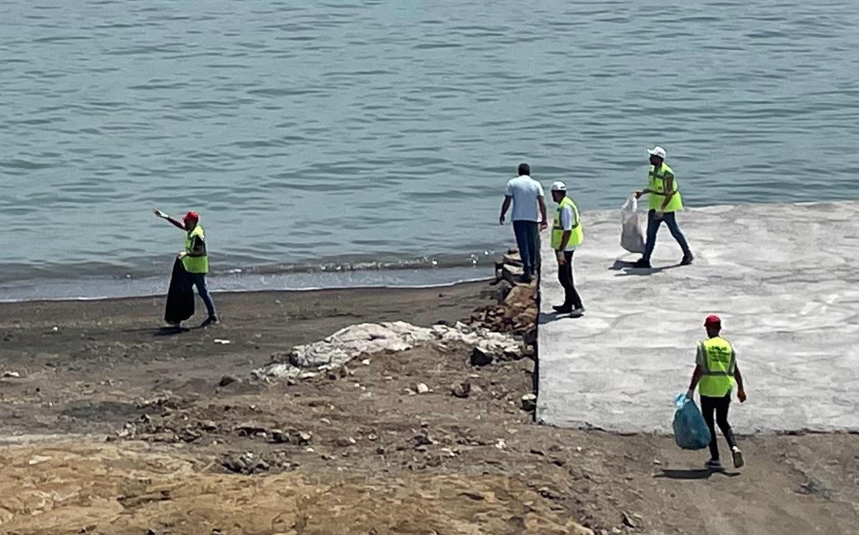 Van G&ouml;l&uuml; kıyılarında temizlik &ccedil;alışması
