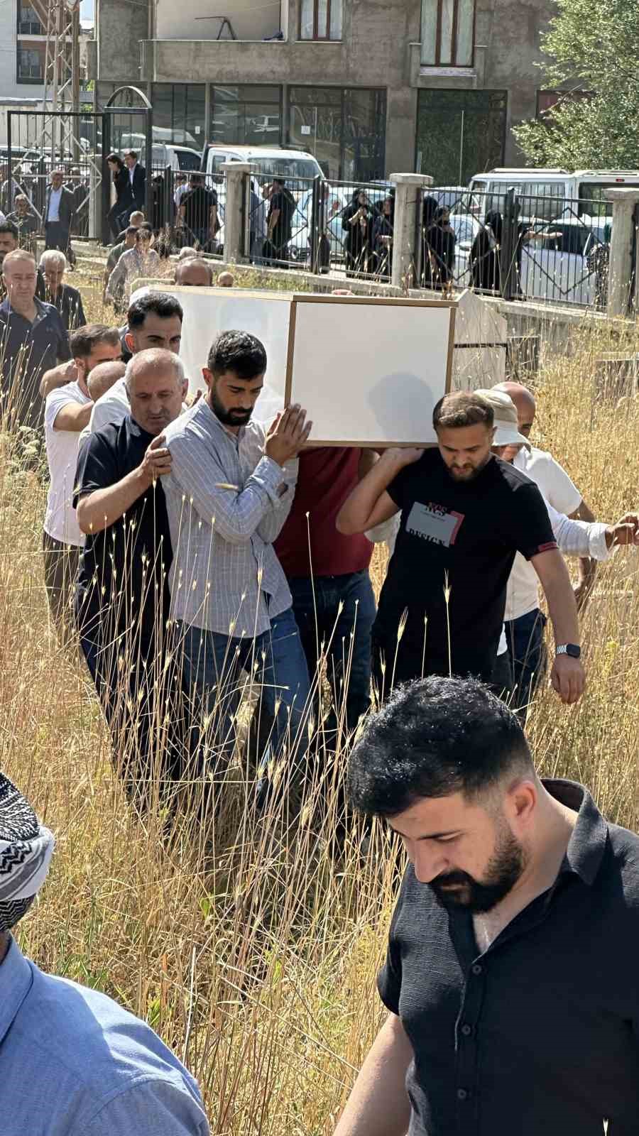 Y&uuml;ksekova TSO Başkanı Timur Sevi g&ouml;zyaşları arasında toprağa verildi
