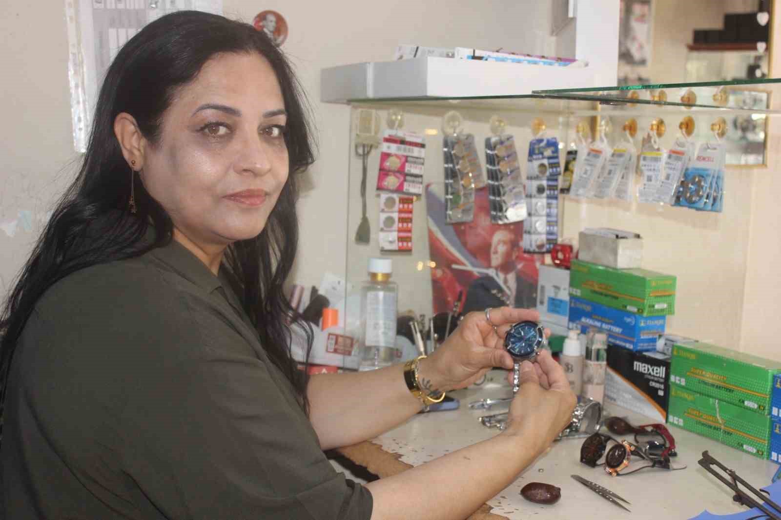 Ş&uuml;kran Usta, 15 yıldır saat tamirciliği yapıyor
