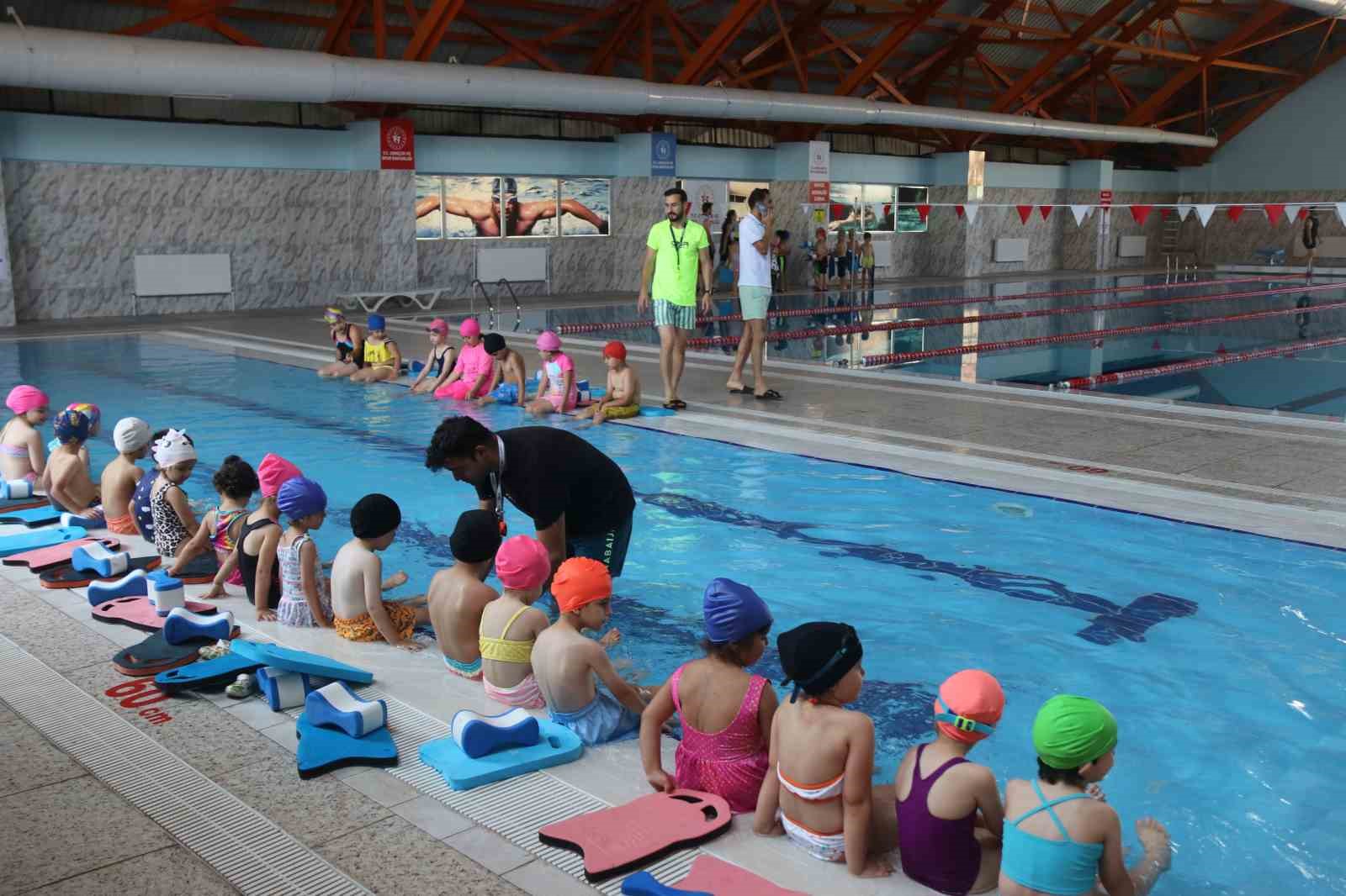 Bitlis&rsquo;te 600 &ouml;ğrenci y&uuml;zme &ouml;ğrenecek
